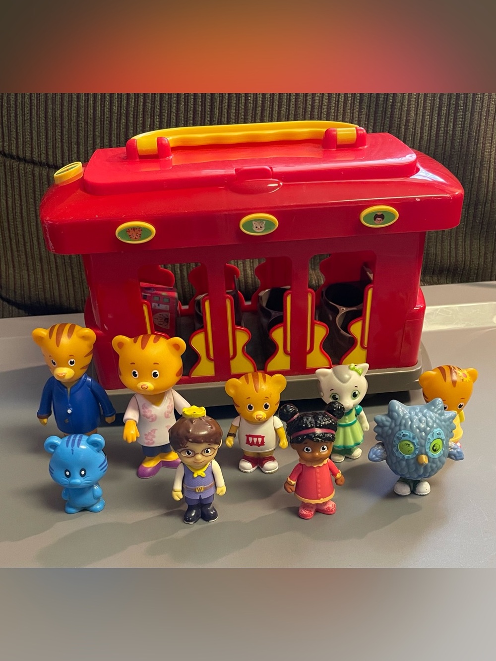 Daniel Tigers Neighborhood Deluxe Electronic Trolley w 9 Figures Moves Musical